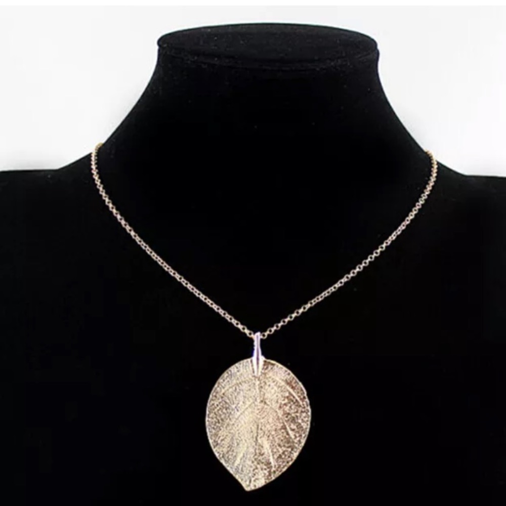 Elegant Lucky Golden Leaf Pendant Necklace